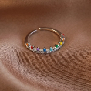 Détail de la bague ajustable en argent avec points émail arc-en-ciel et zircons