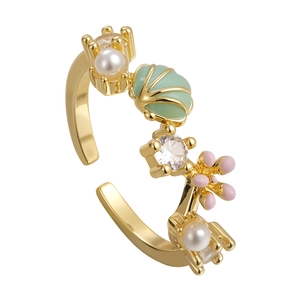 Floral shell ring with pearl and zircon details in golden finish for women