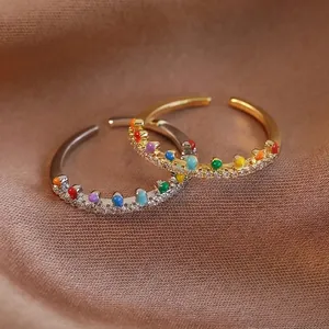 Bague ajustable en émail arc-en-ciel avec oxydes de zirconium en finitions or et argent