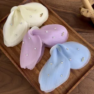 Trois pinces à cheveux papillon en tulle avec cristaux et breloques Love sur bois