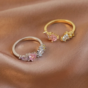 Bague réglable tendance avec zircon cœur rose et détails en cristaux micro-pavés