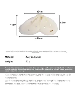 Détail de la pince à cheveux papillon en tulle de 16 cm avec cristaux et décoration Love en métal