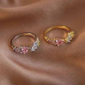 Bagues ajustables avec zircon coeur rose et pierres serties sur un tissu en soie marron