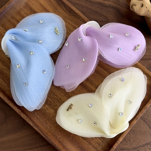 Détails des grandes pinces à cheveux en tulle papillon bleu, violet et beige avec strass