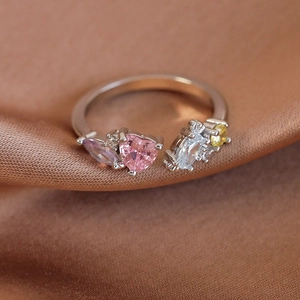 Vue macro de bague en argent avec zircon coeur rose et pierre d'accent jaune