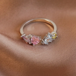 Vue macro d'une bague argentée avec oxydes de zirconium roses en forme de cœur et poire