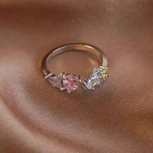 Détail de la bague ajustable en argent avec zircon coeur rose et pierres colorées