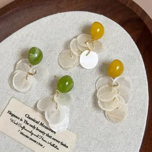 Parure de boucles d'oreilles vintage en coquillages avec perles vertes et pétales blancs