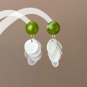 Boucles d'oreilles pendantes en nacre vert avocat avec anneaux dorés et disques de nacre