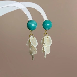 Boucles d'oreilles perle marbre vert avocat et pétales de coquillage blanc avec dorure