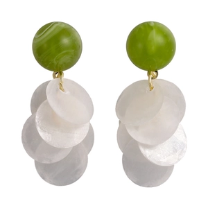 Boucles d'oreilles d'été élégantes avec perles de marbre vert et disques blancs
