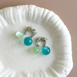 Minimalistische Silberohrringe mit transluzenten grün-blauen Glaskugel-Anhängern