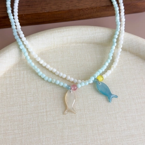 Colliers en perles thème océan avec pendentifs petits poissons en blanc et bleu