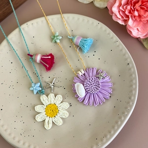 Collier de fleurs tissé bohème avec étoile de mer et coquillages pour look de vacances