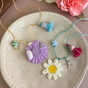 Colliers fleurs en raphia faits main avec pendentifs coquillage et étoile de mer de plage