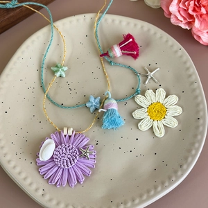 Collier bohème fait main avec fleurs en paille, coquillages et étoile de mer pour plage d'été