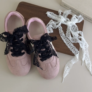 Rosafarbene Wildleder-Sneaker mit breiten schwarzen Spitzen-Schnürsenkeln im Retro-Stil