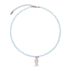 Collier artisanal de perles bleu clair avec un pendentif poisson en nacre blanche