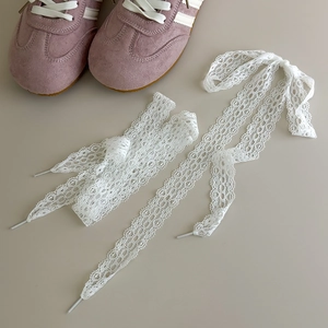 Detailansicht der weißen Spitzen-Schnürsenkel mit gewellten Kanten für Sneaker