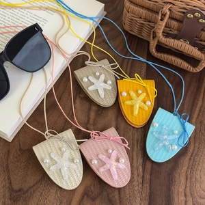 Vue macro de pendentifs étoile de mer tissés colorés avec perles pour bijoux d'été