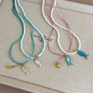 Bunte Perlenkette mit Fisch-Anhängern im Muschel-Stil für den sommerlichen Urlaubslook