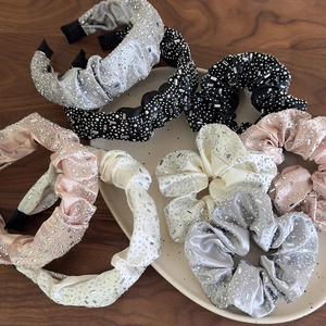 Elegante set di elastici e cerchietti in raso con strass in colori assortiti