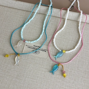 Zweilagige bunte Perlenkette mit Muschelfisch-Anhänger im französischen Vintage Strandstil