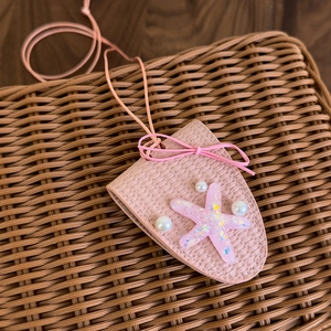Détail du pendentif en similicuir rose avec étoile de mer scintillante et perles blanches