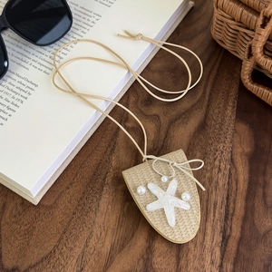 Détails d'un pendentif tissé orné d'une étoile de mer et de perles de style marin