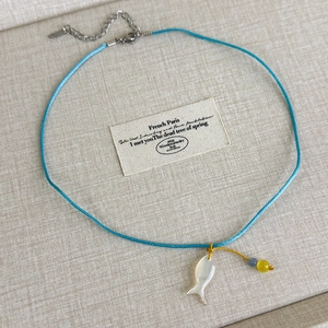 Detailansicht der blauen Seidenhalskette mit Fisch-Anhänger und Metallverschluss