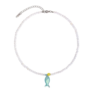 Bunte Fisch-Perlenkette mit weißen Muschelperlen und hellblauem Anhänger für Damen