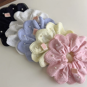 Détail de chouchous en dentelle colorée avec perles délicates et étiquettes faites à la main