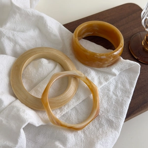 Lot de trois bracelets en résine ambrée et bois avec des textures de marbre naturel