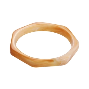 Bracelet géométrique hexagonal en résine avec motif marbré ambre et crème rétro