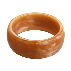 Vue détaillée d'un bracelet large en résine ambre avec texture marbrée rétro polie