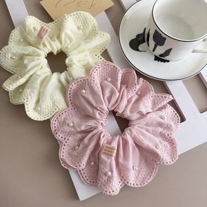 Détails de chouchous en dentelle beige et rose avec perles et étiquettes tissées