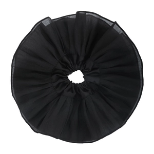 Chouchou noir surdimensionné en mousseline de soie avec design plissé multicouche