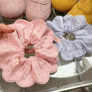 Détails de broderie de perles et bords en dentelle sur des chouchous faits main de style coréen