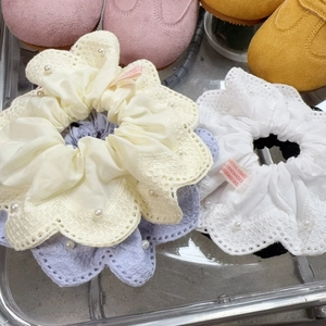 Texture détaillée de chouchous en dentelle avec perles et étiquettes brodées Séoul