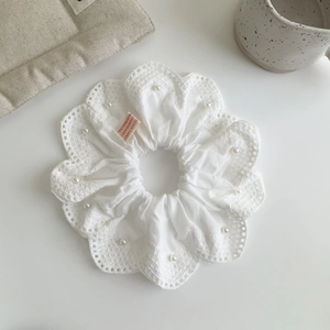 Détail du chouchou en dentelle blanche avec perles et étiquette Seoul Handmade intégrée