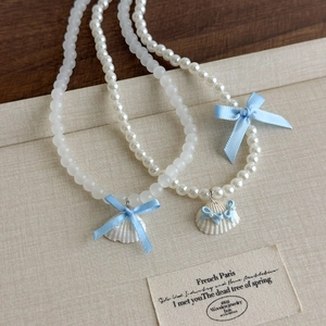 Collier coquillage de style français avec nœuds bleus et perles blanches nacrées