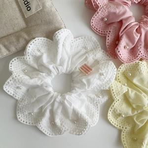Chouchous élégants avec broderie de perles et dentelle en blanc, rose et jaune