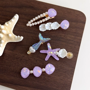 Lot de 5 barrettes sirène violettes avec perles et paillettes sur plateau en bois
