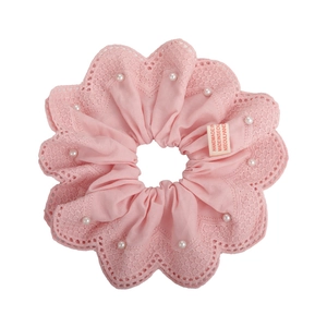 Chouchou en dentelle rose avec broderie de perles et étiquette faite main élégante