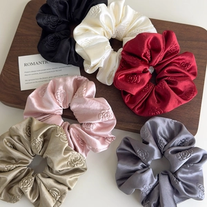Set di elastici per capelli in raso con motivo a rose in vari colori su legno