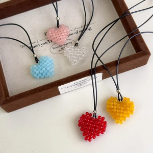 Détails de pendentifs cœur en perles colorées faits main sur un cordon noir réglable