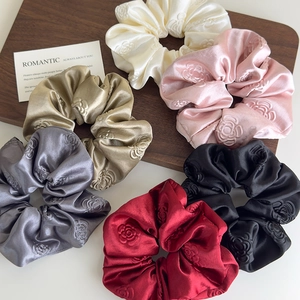 Scrunchies in Tessuto di Raso con Rose in Rilievo 3D Elastico per Capelli Uso Quotidiano Appuntamenti Stile Francese Vintage Dolce Donne Ragazze Accessori per Capelli