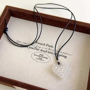 Vue macro détaillée du pendentif cœur en perles fait main avec des textures acryliques