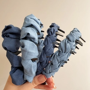 Gros plan de serre-têtes en tissu bleu denim avec dents antidérapantes pour la coiffure