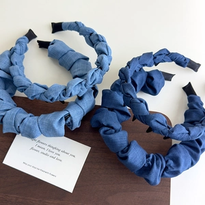 Vue détaillée de serre-têtes en denim bleu tressé avec tissu texturé et design antidérapant